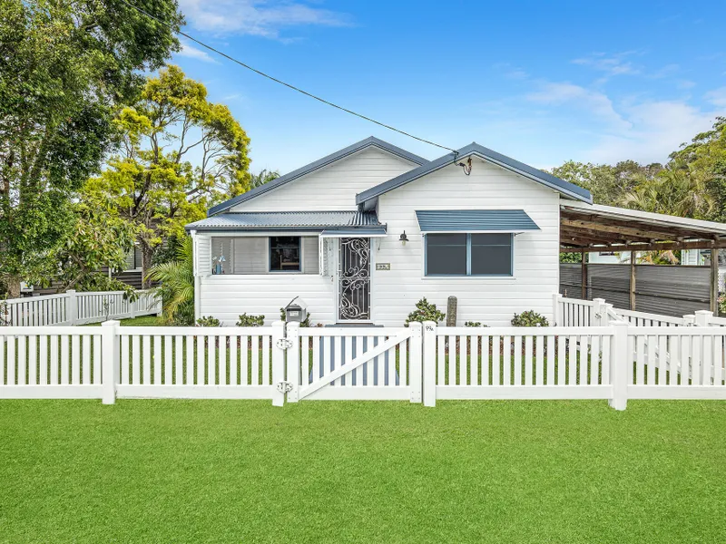 PVC Picket front feature fence Sawtell